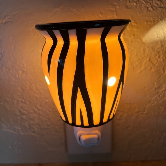 Scentsy wall warmer - Picture 3 of 4